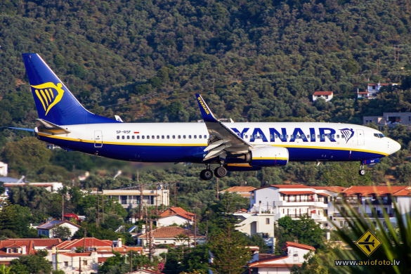 Boeing 737-8AS